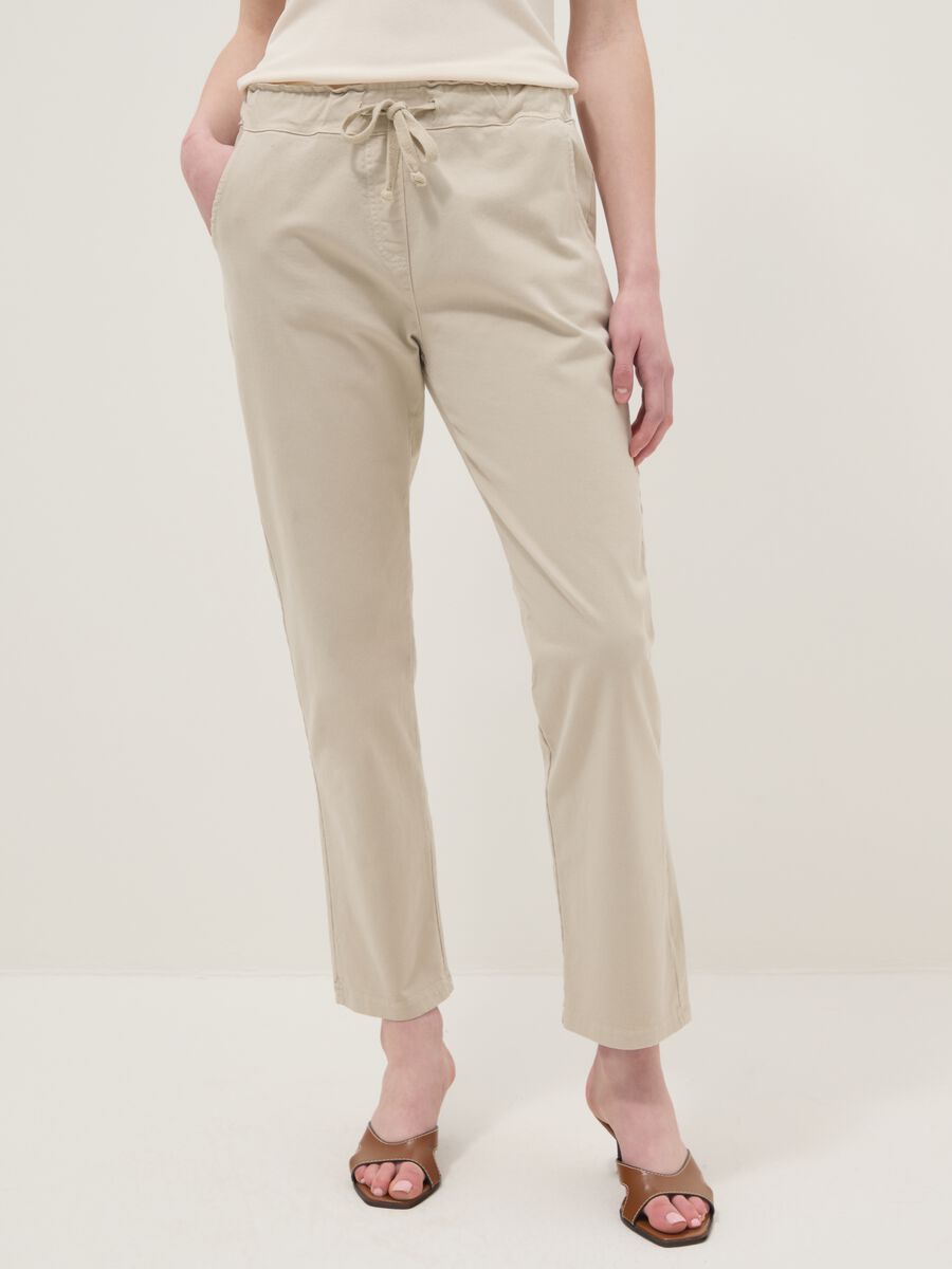 Pantaloni paper bag in cotone elasticizzato beige regular fit_1