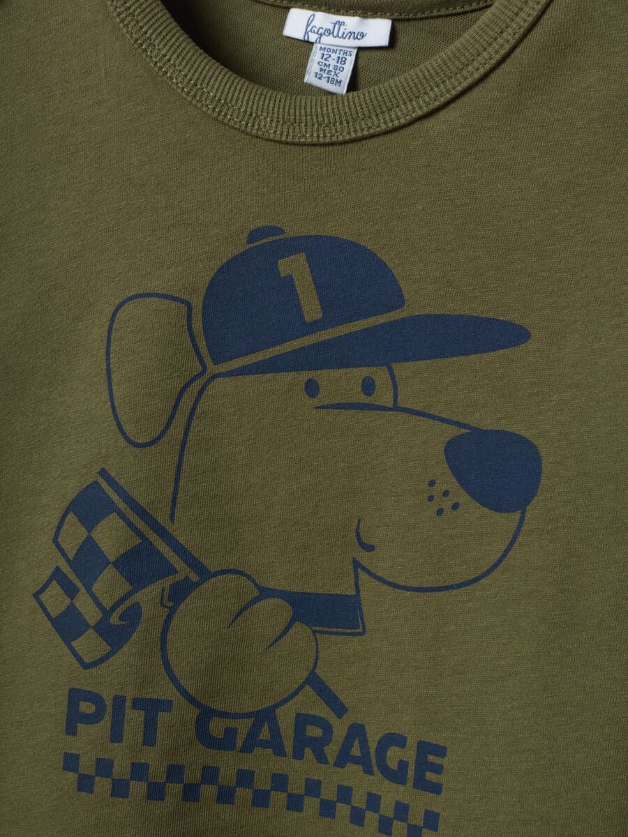 T-shirt verde in puro cotone organico con stampa cagnolino per bimbo_2
