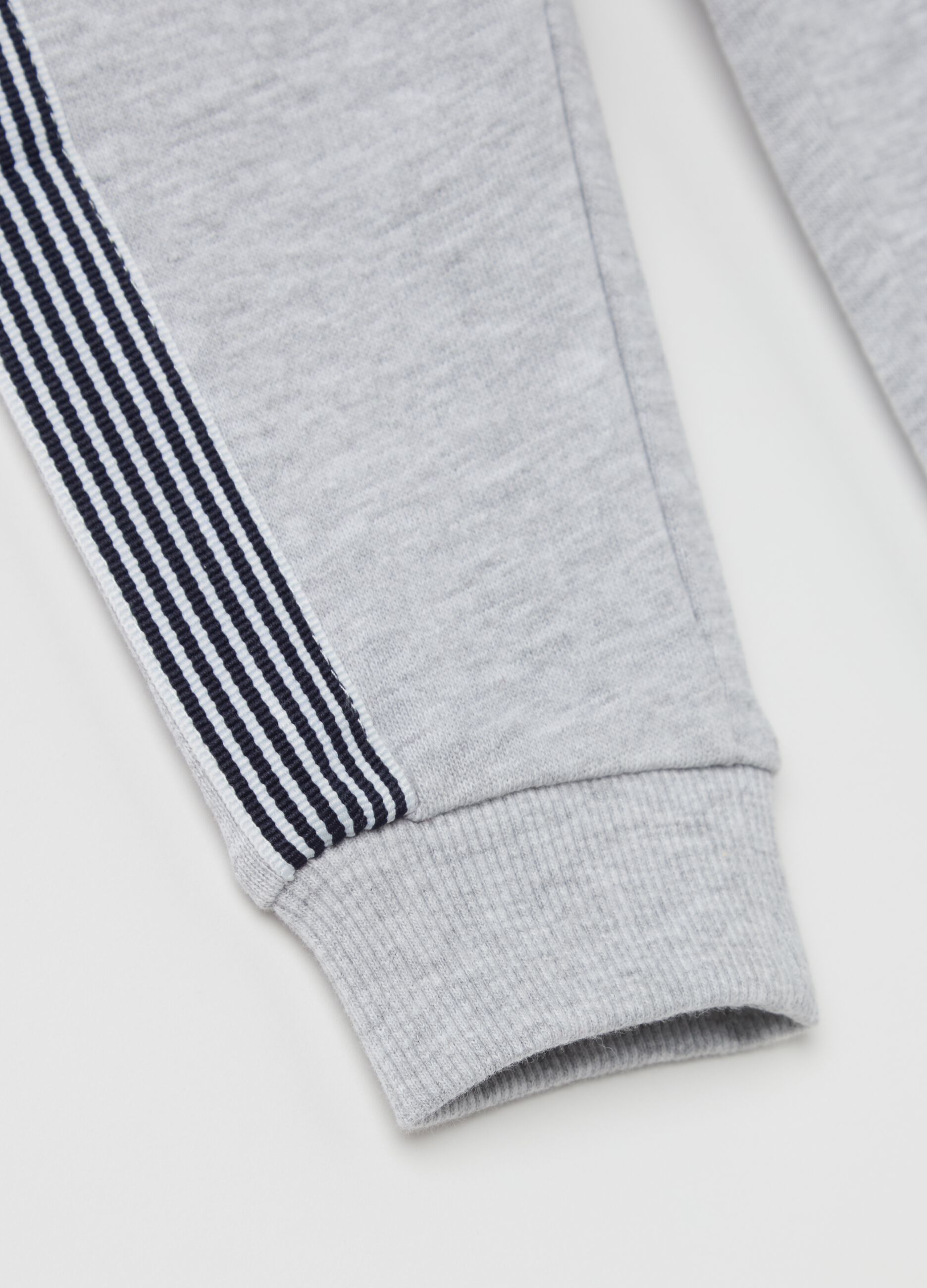 Joggers con coulisse e inserti a righe 