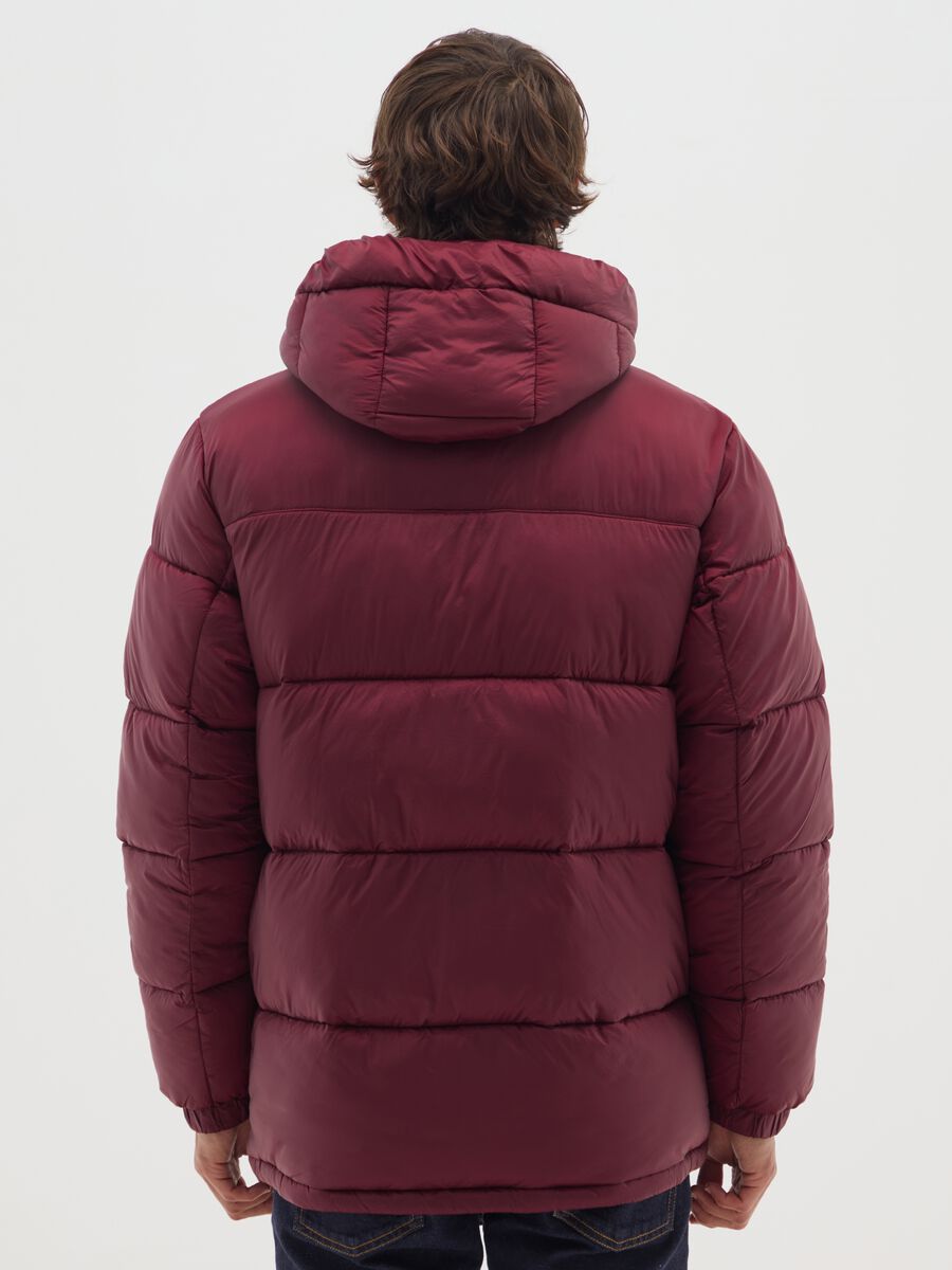 Piumino The Iconic Puffer bordeaux con cappuccio regolabile_3