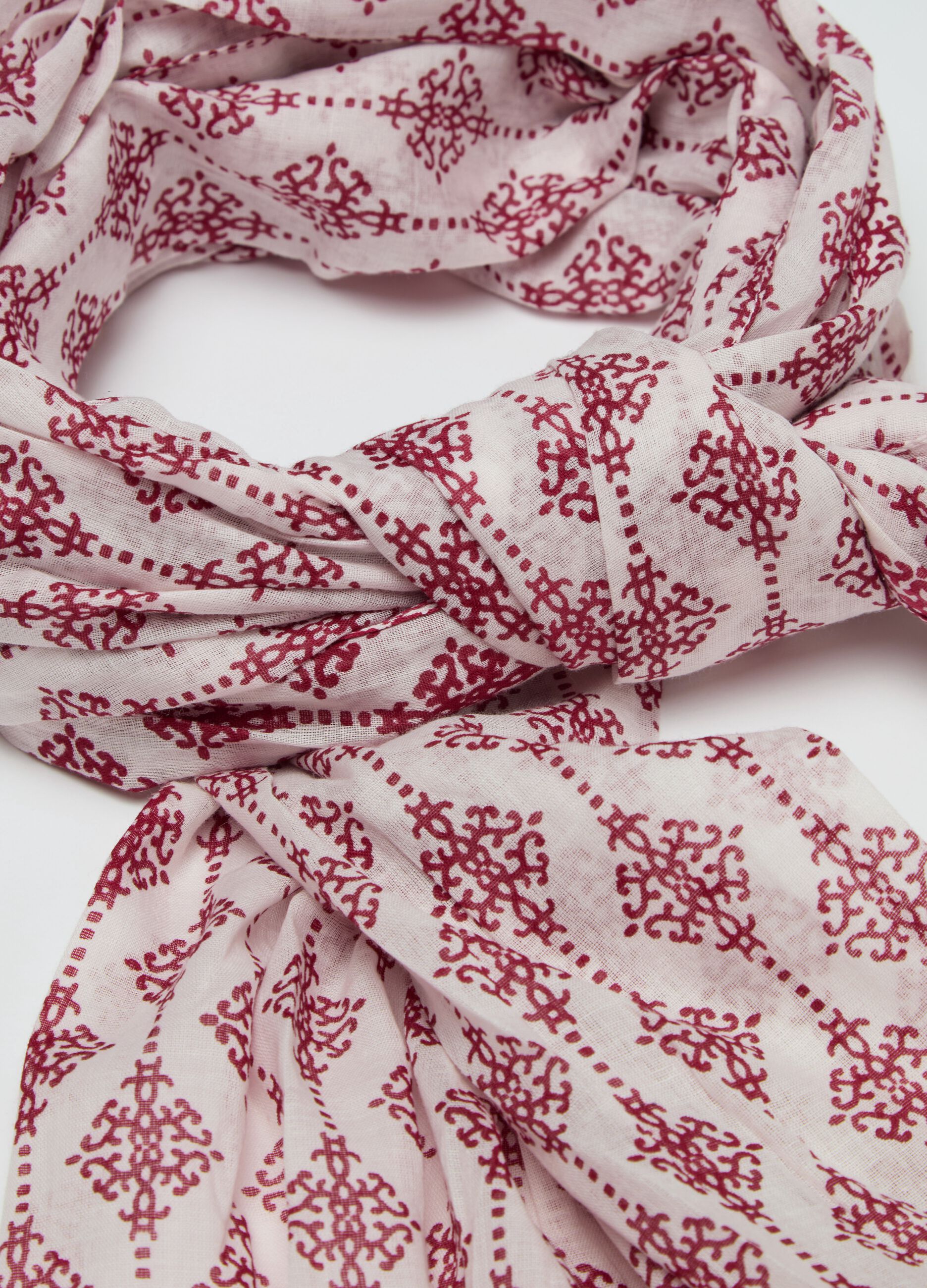 Fringed scarf with ethnic print
