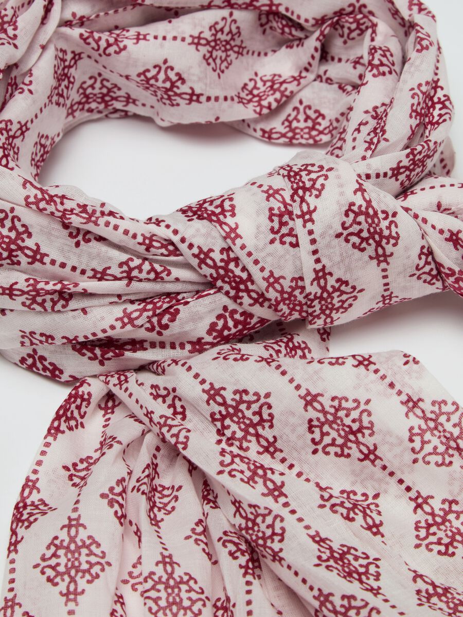 Fringed scarf with ethnic print_1