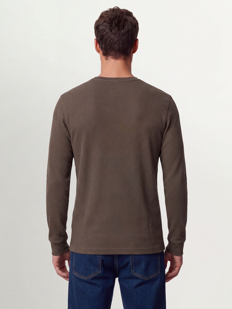 T-shirt marrone in misto viscosa a nido d'ape regular fit_3