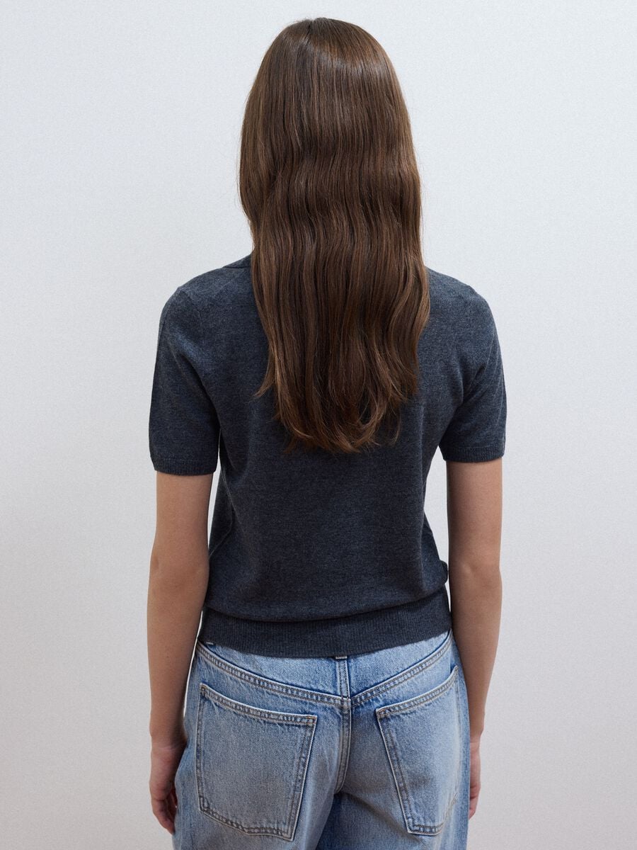 Maglia grigia in pura lana con colletto polo regular fit_3