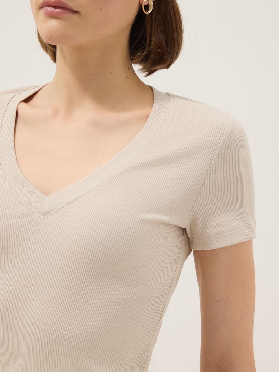 T-shirt in cotone elasticizzato beige regular fit deep V_3