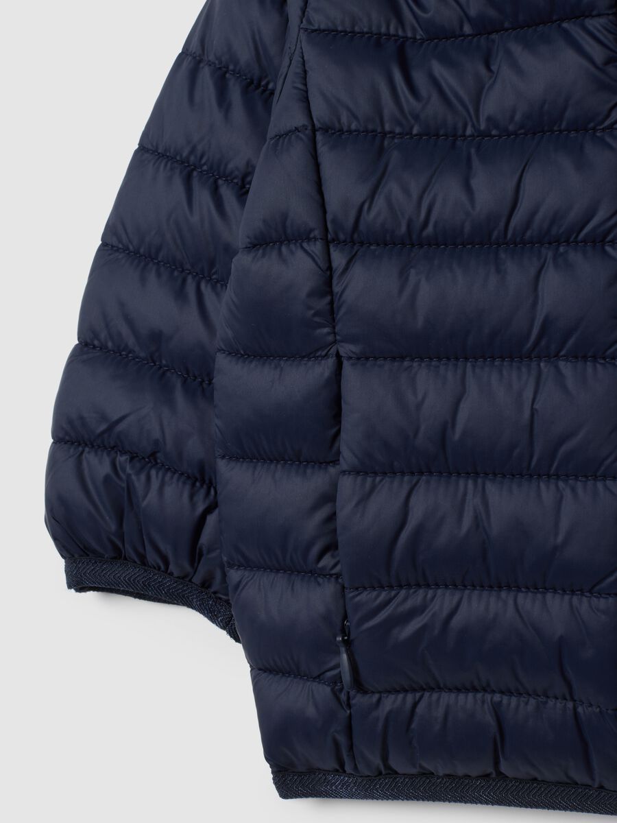 Giubbotto imbottito blu da bambino con cappuccio_3