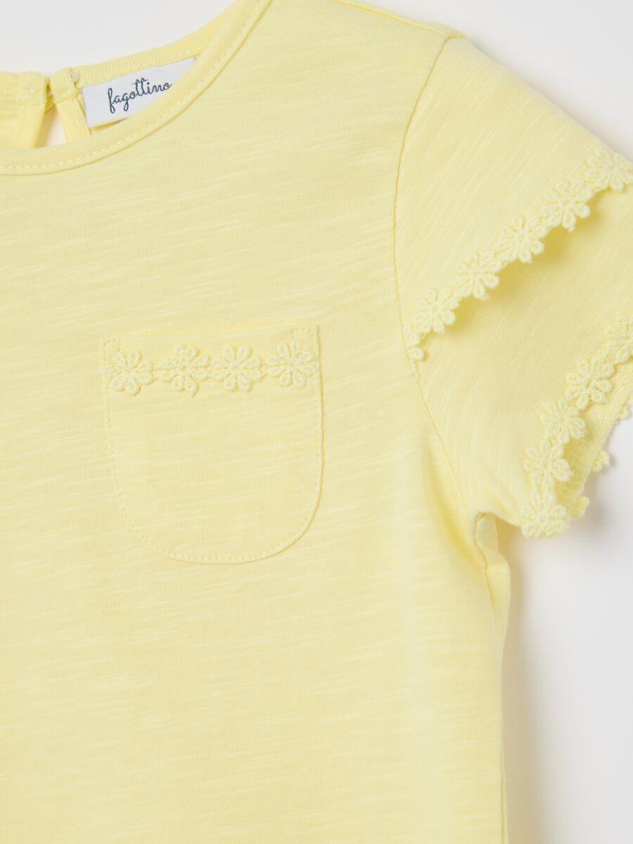 Yellow cotton T-shirt with crochet flowers_2