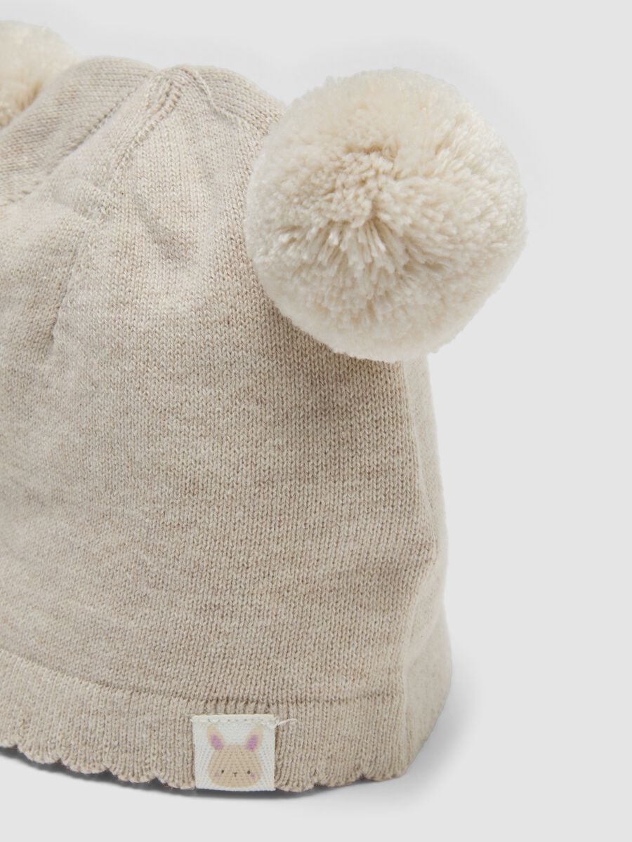 Cappello beige in maglia di puro cotone organico con pon pon per neonata_2