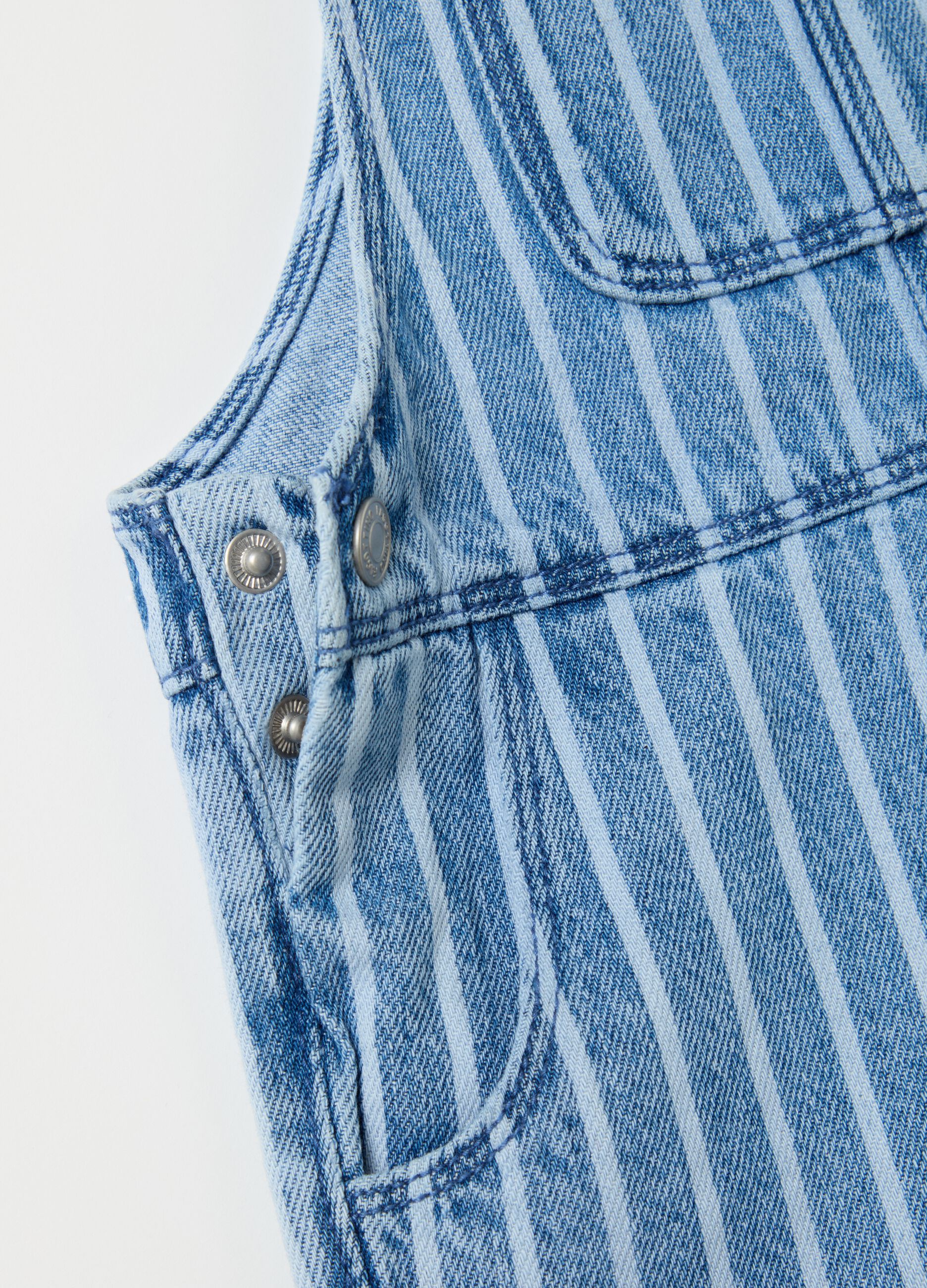 Salopette in denim fantasia a righe 