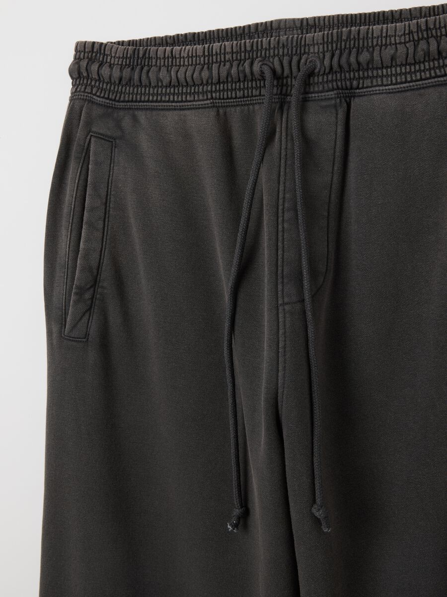 Black cotton blend relaxed fit trousers_5