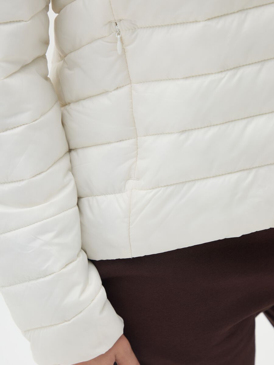 Giacca imbottita in bianco regular fit con cappuccio_4