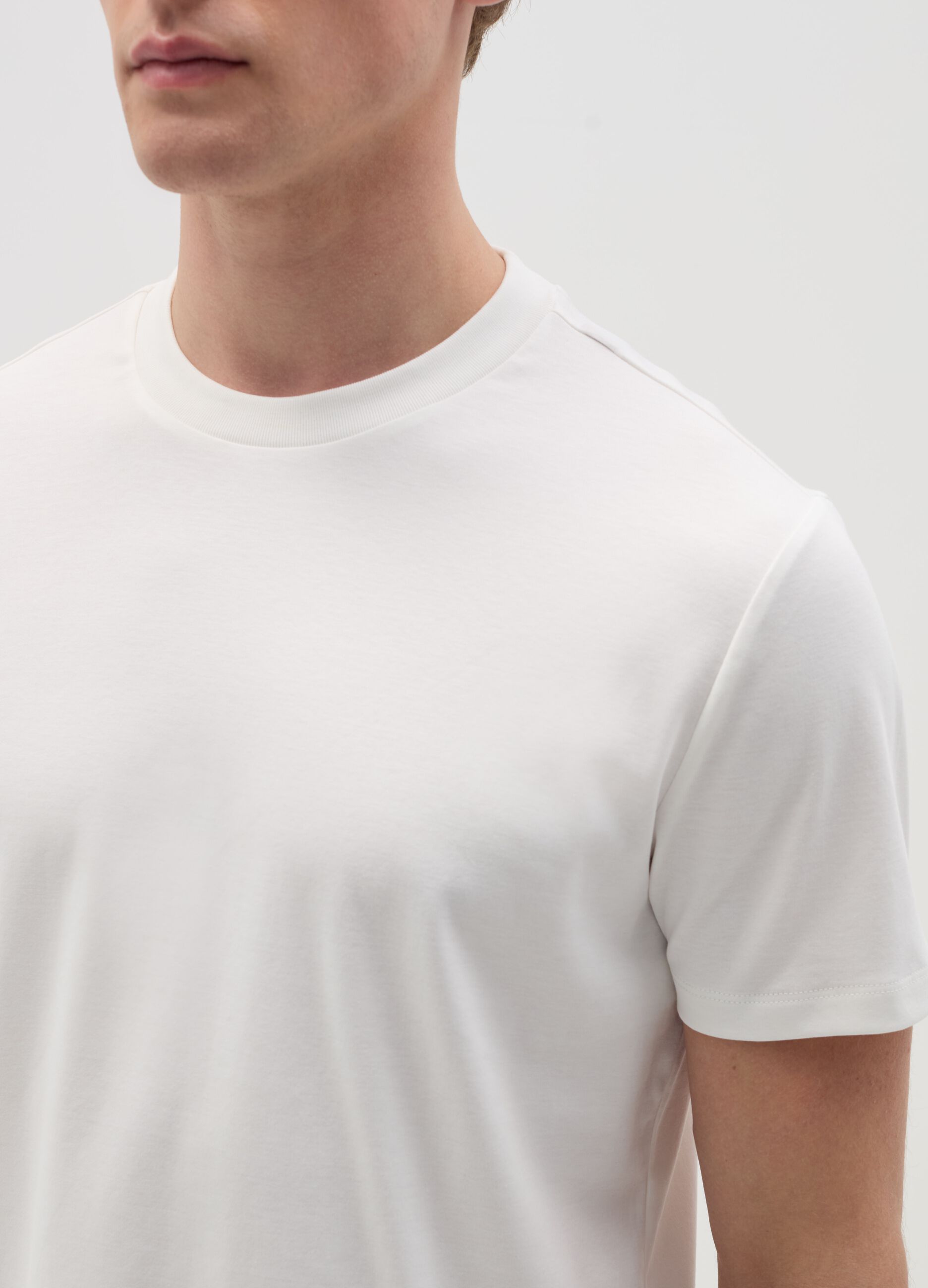 T-shirt regular fit con scollo rotondo