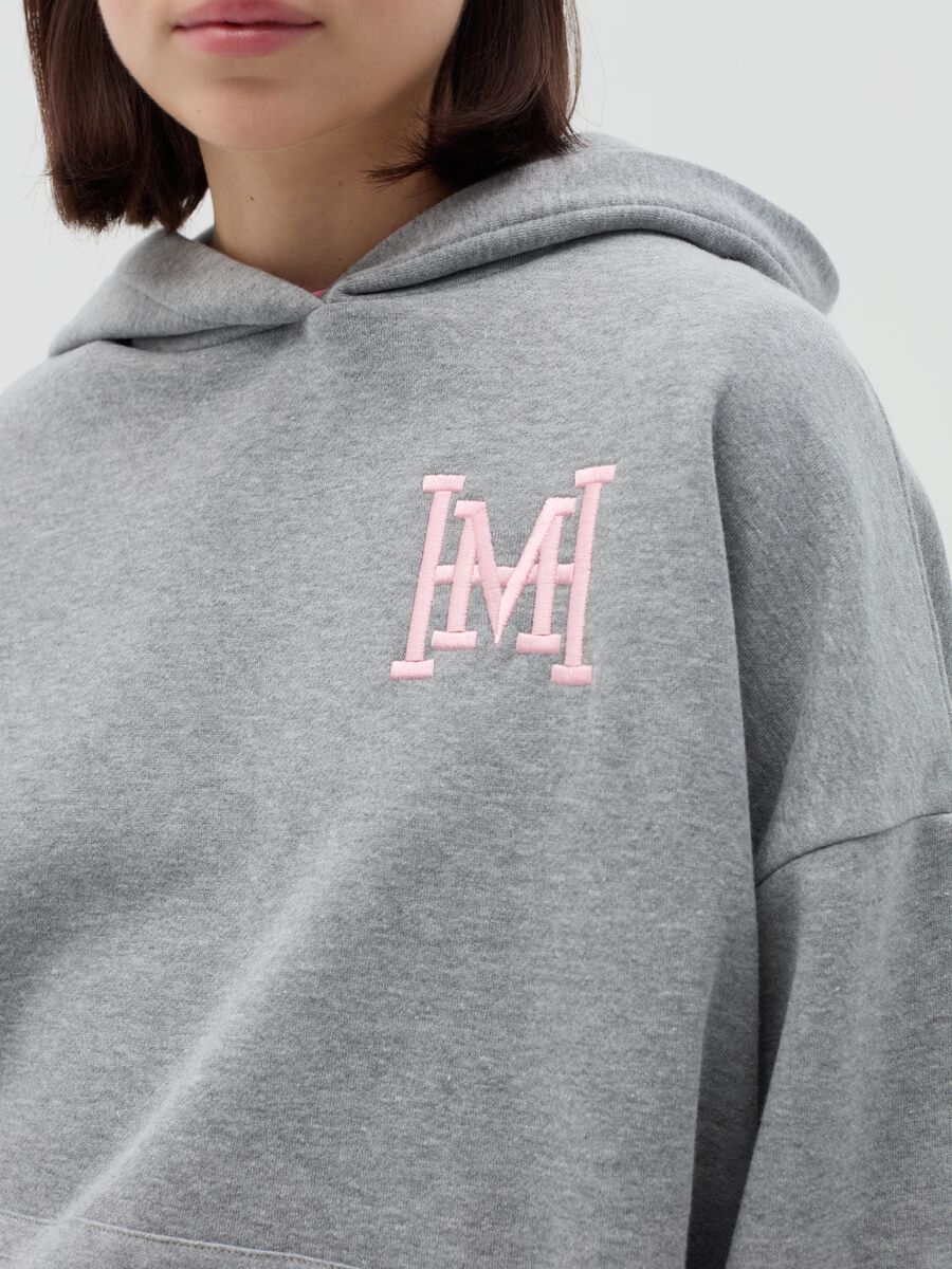 Sweatshirt with hood and pocket_3