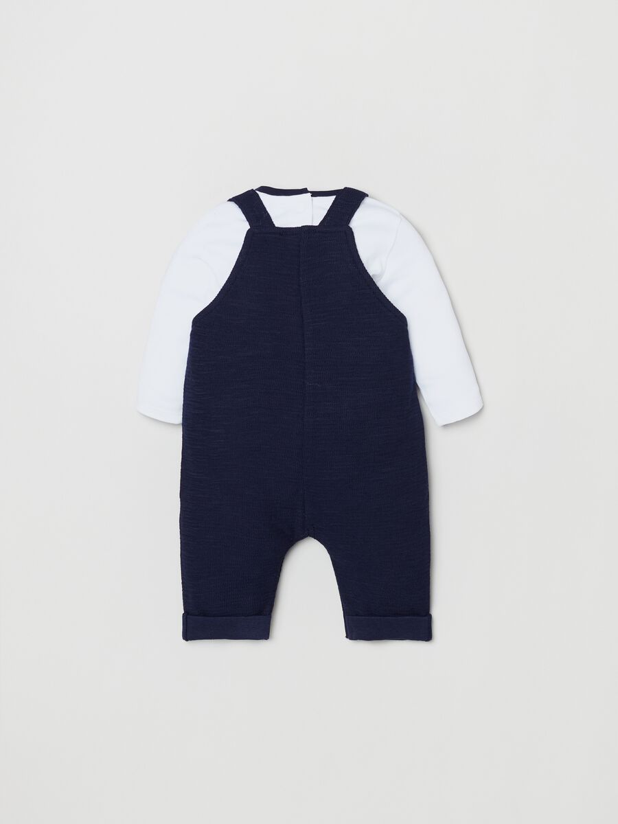 Set t-shirt con stampa e salopette_1