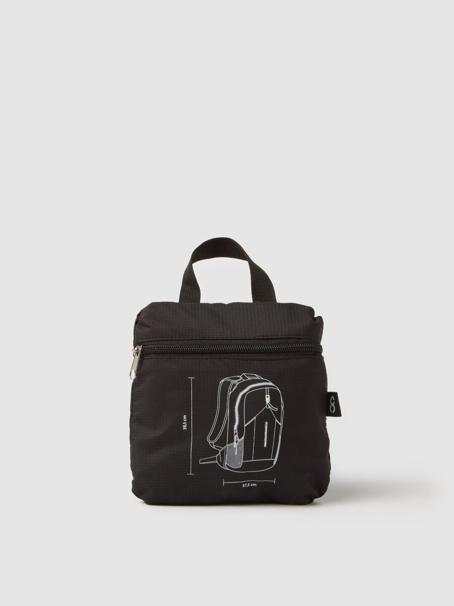 Black sporty backpack with adjustable straps_2