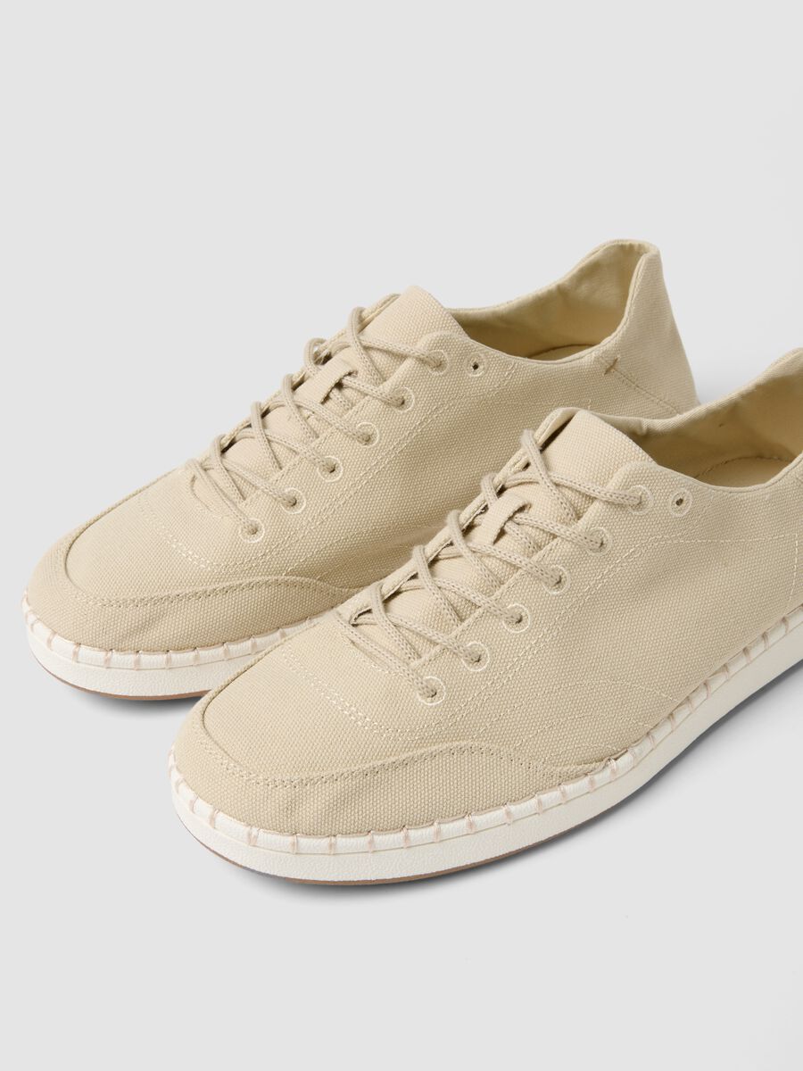 Sneakers beige con stringhe e cuciture_1