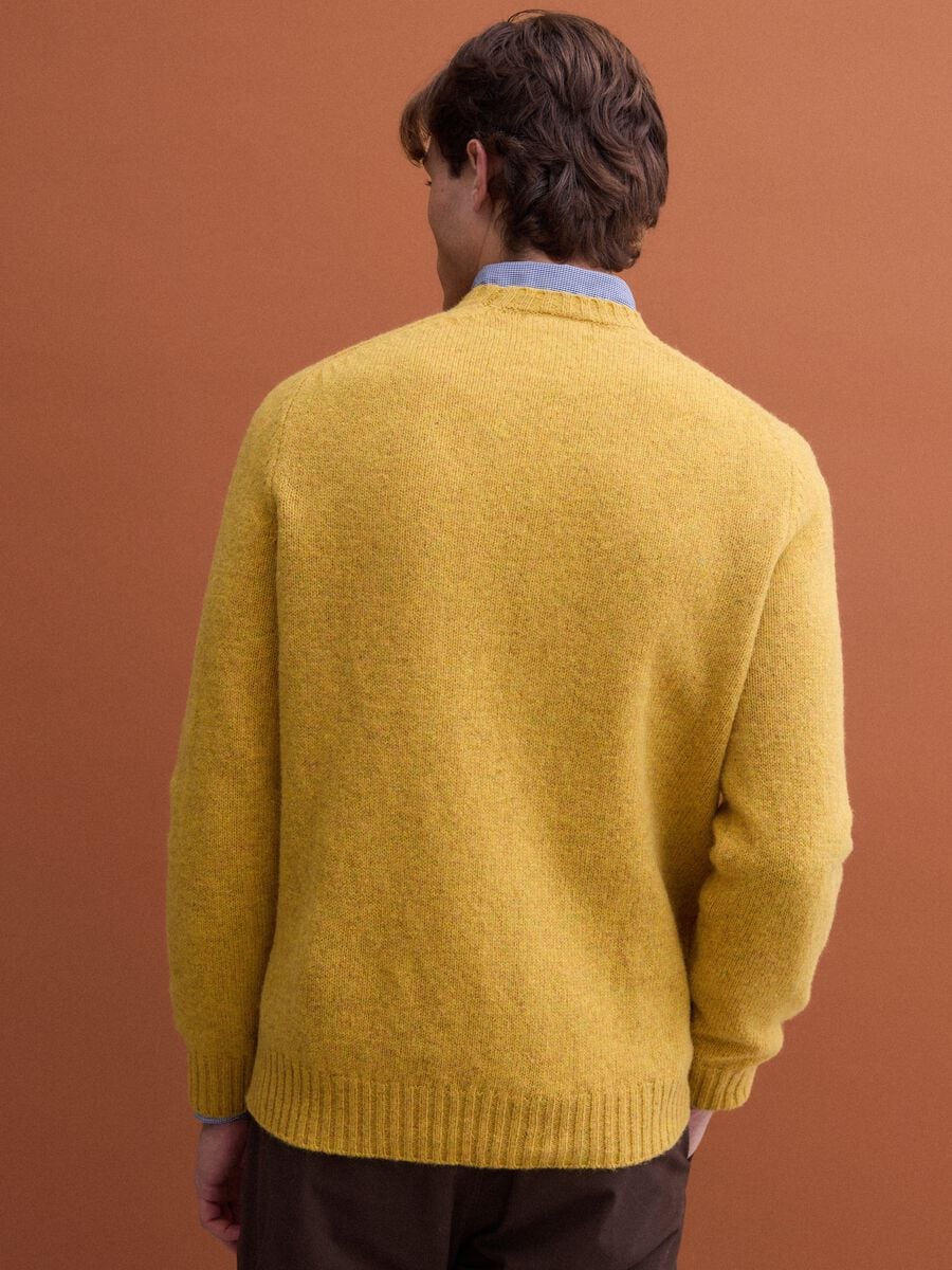 Maglione girocollo giallo in pura lana regular fit_3