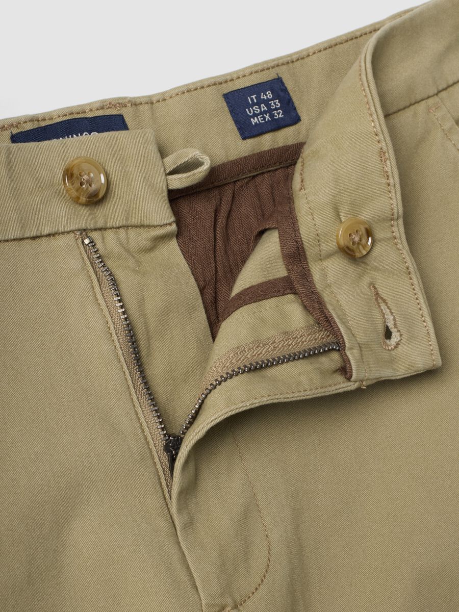 Pantaloni chino beige in twill di cotone elasticizzato slim fit_1