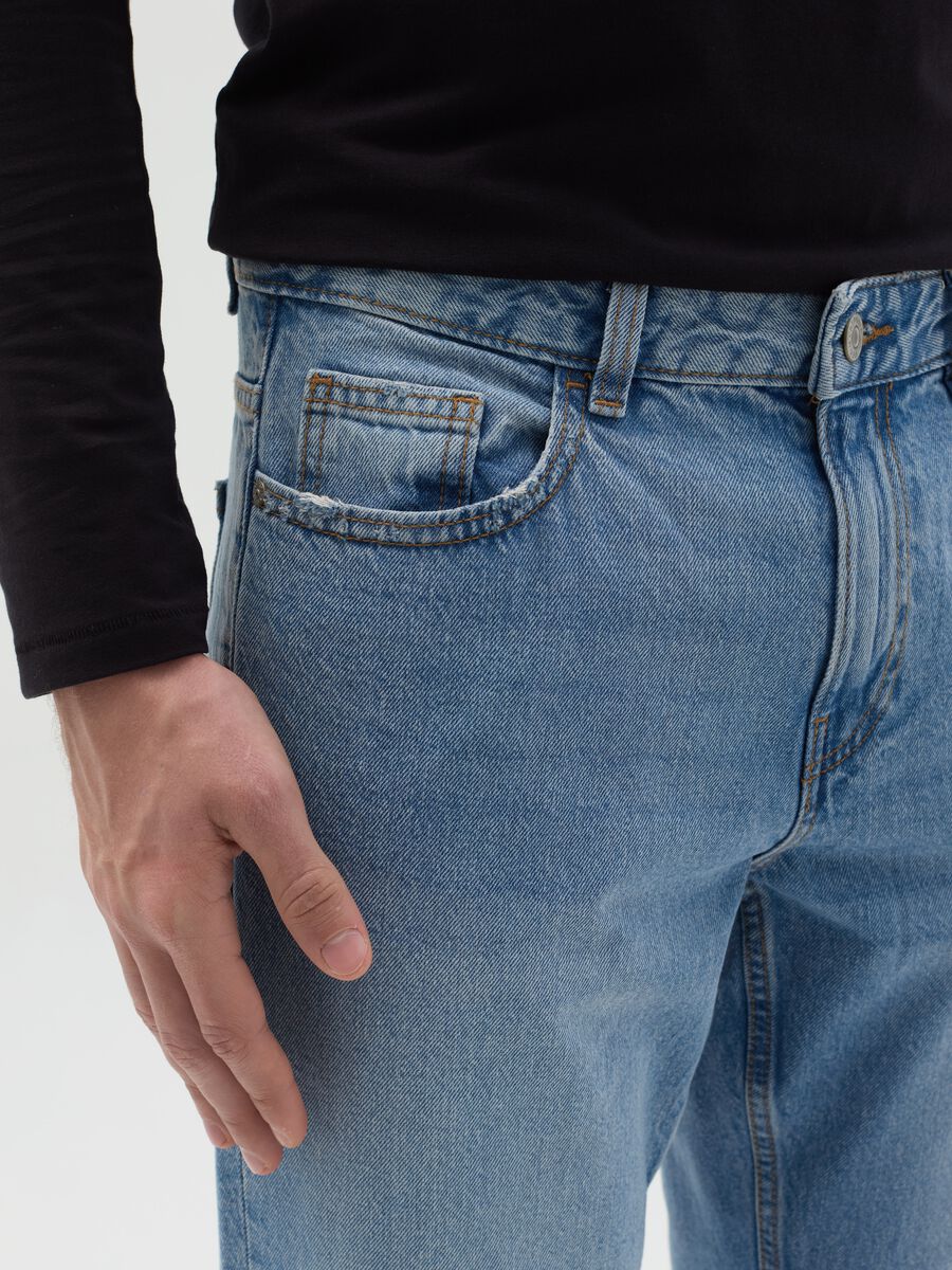 Relaxed-fit jeans with fading_2