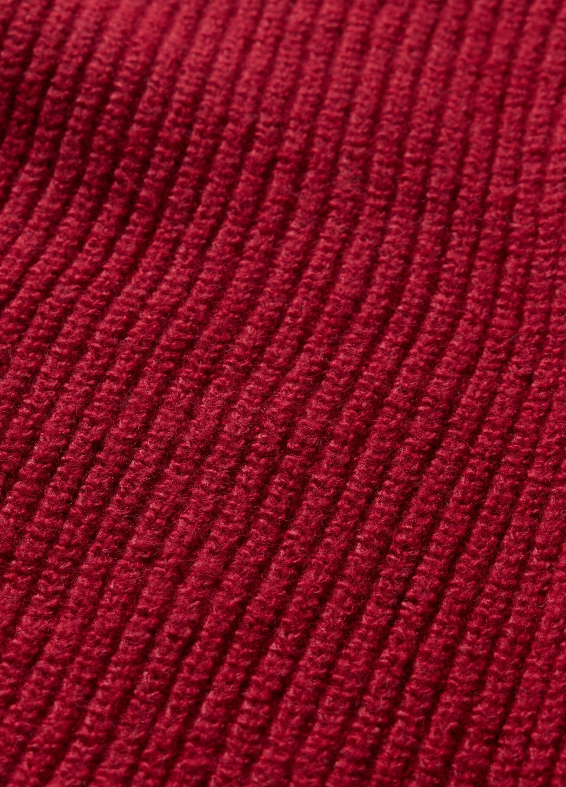 Pullover with ribbed design