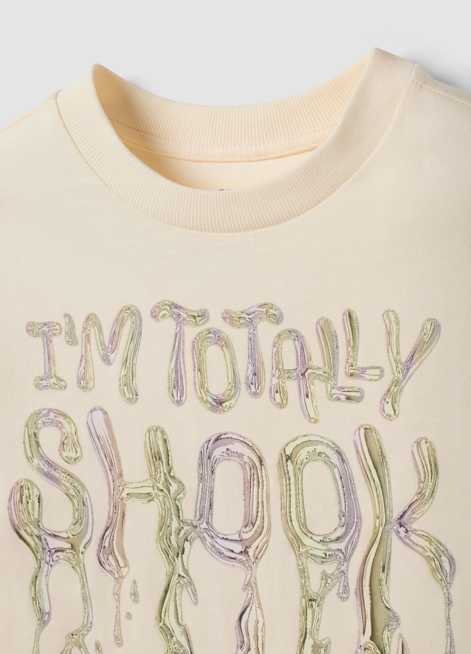 T-shirt beige in puro cotone con collo a costine e scritta frontale