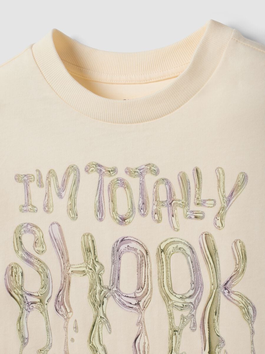 T-shirt beige in puro cotone con collo a costine e scritta frontale_1