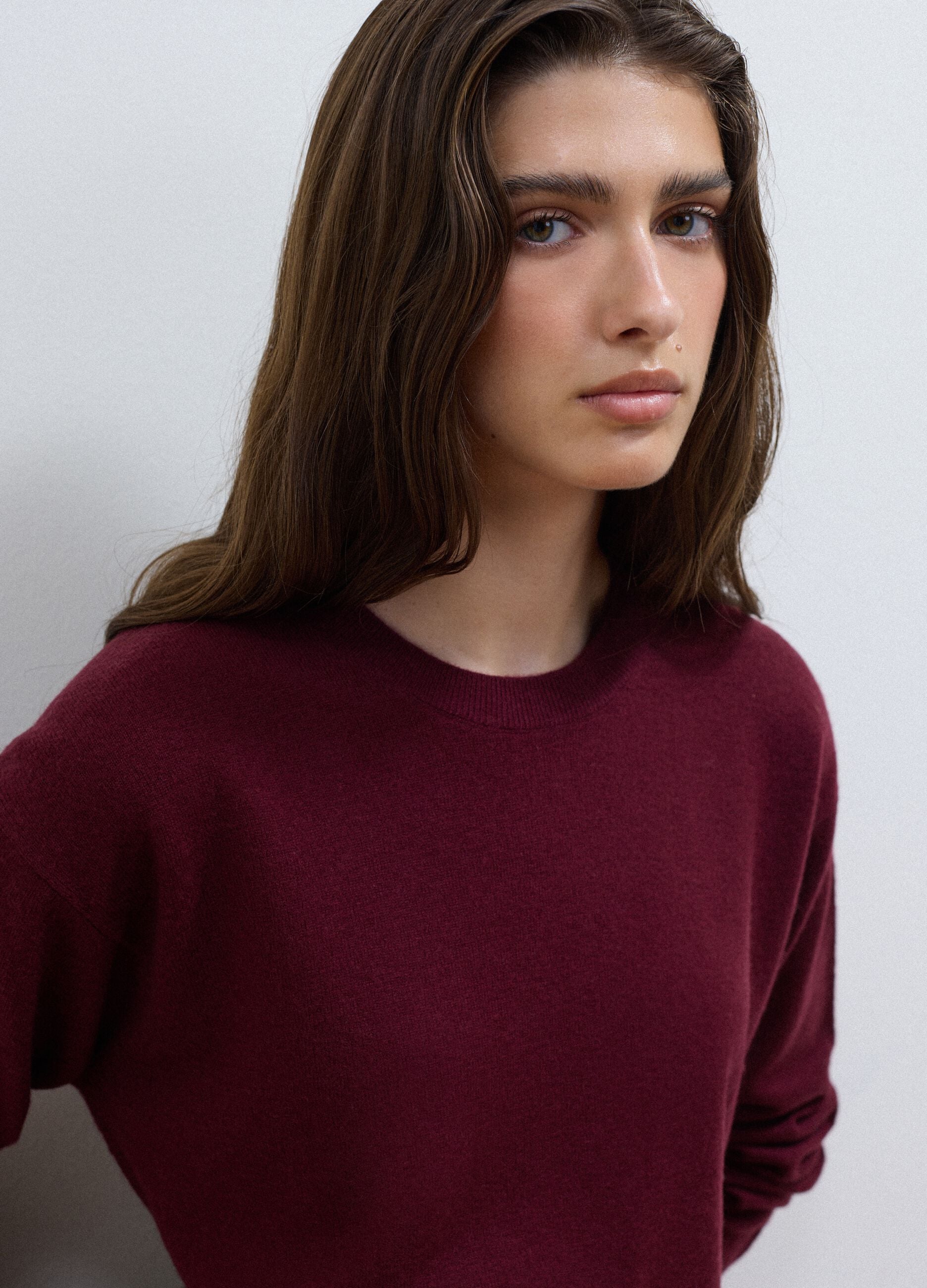 Maglia viola in pura lana a girocollo over fit