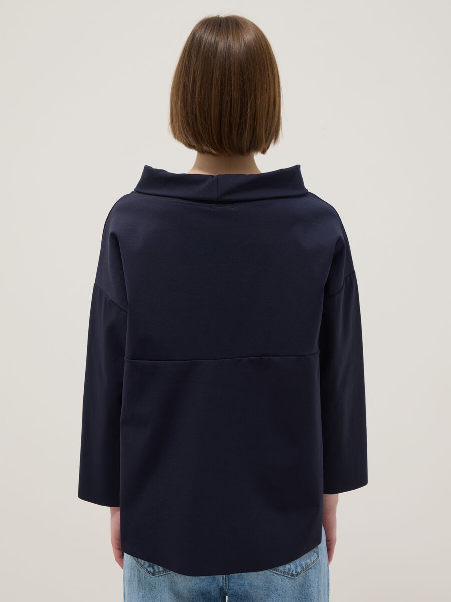 Maglia in misto cotone elasticizzato blu regular fit con collo ampio_2