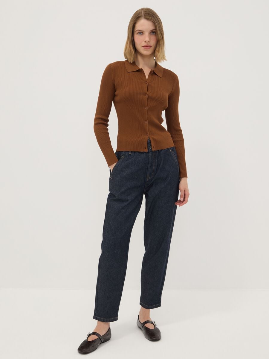 Cardigan fitted marrone a coste in misto viscosa con colletto polo_2