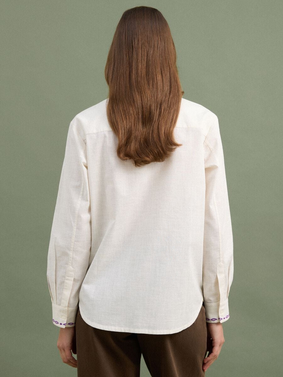 Camicia bianca in puro cotone con ricami viola over fit_3