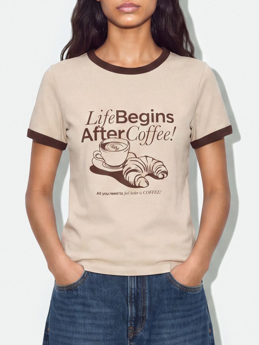 T-shirt rosa in cotone con stampa grafica frontale e bordi a contrasto_2