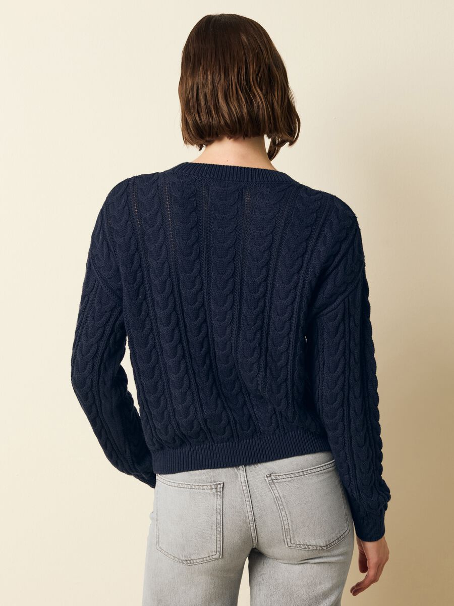 Cable-knit pullover with round neck_3