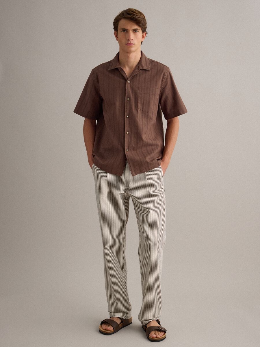 Camicia in puro cotone marrone regular fit con righe e taschino_2