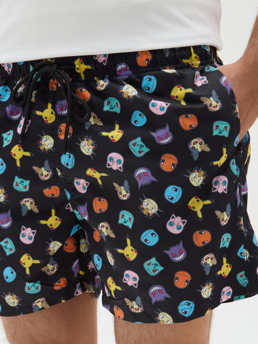 Costume da bagno da uomo in multicolor regular fit con stampa Pokémon_2