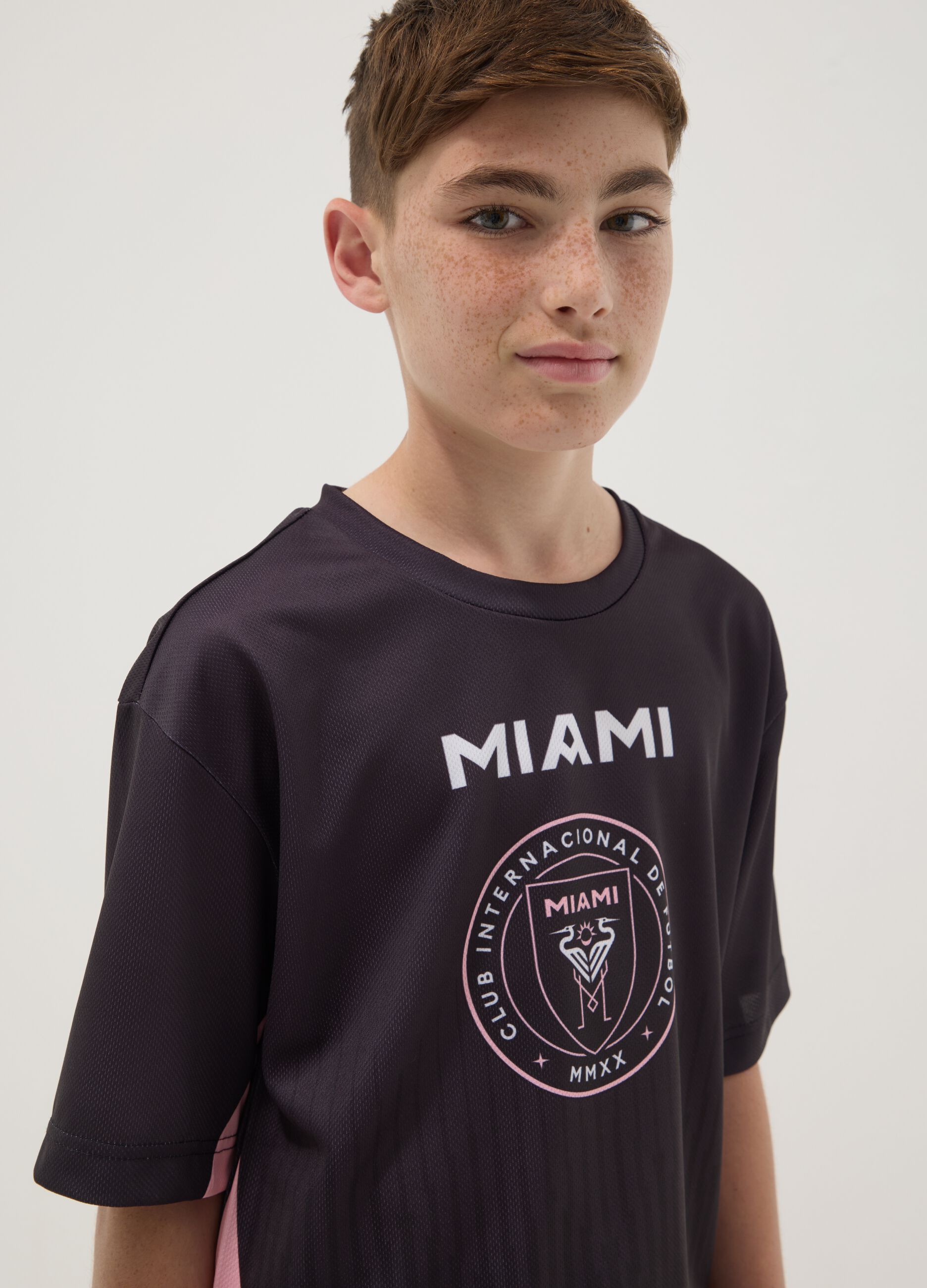 Black regular-fit short-sleeve T-shirt