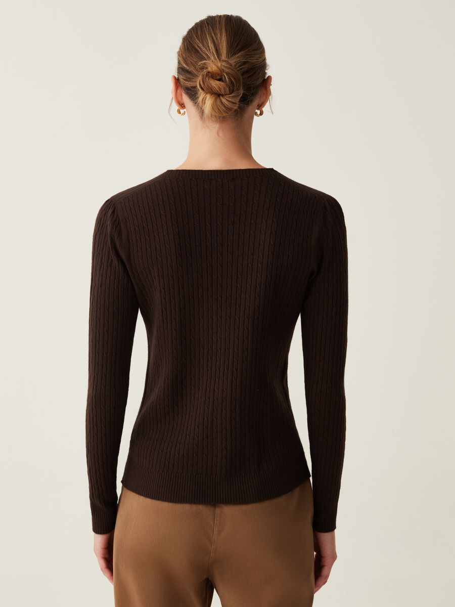 Pullover con lavorazione a trecce_3