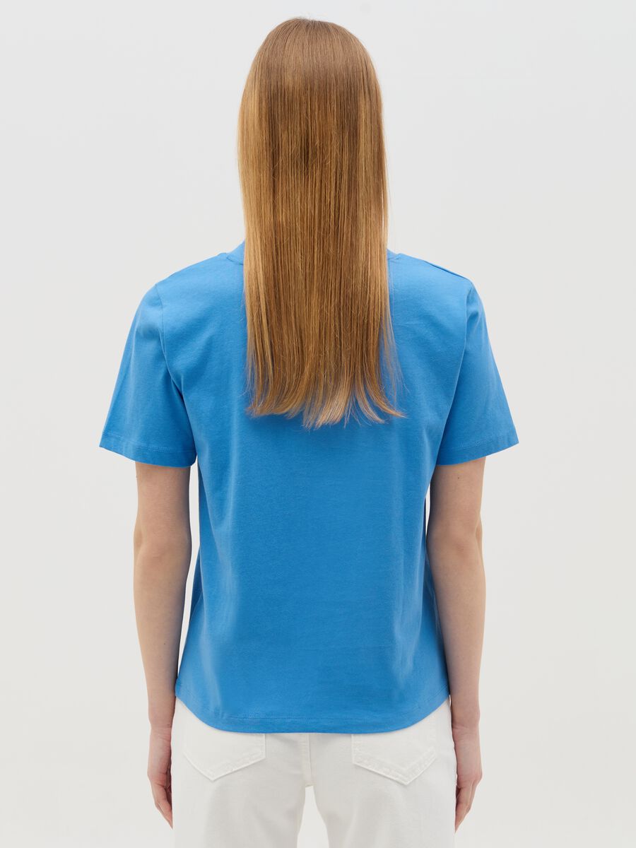 T-shirt azzurra con scollo a V_3