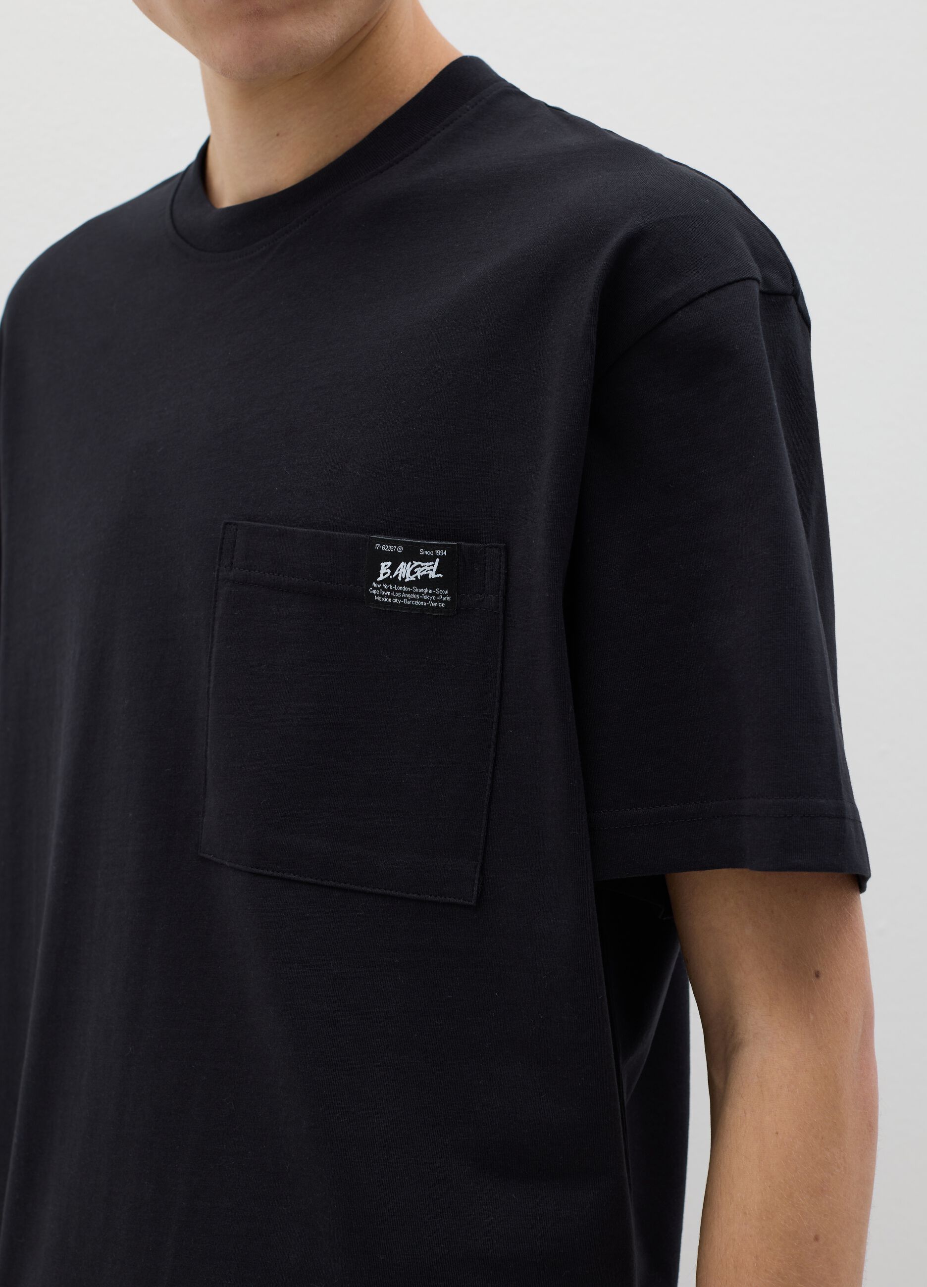 T-shirt in cotone con tasca