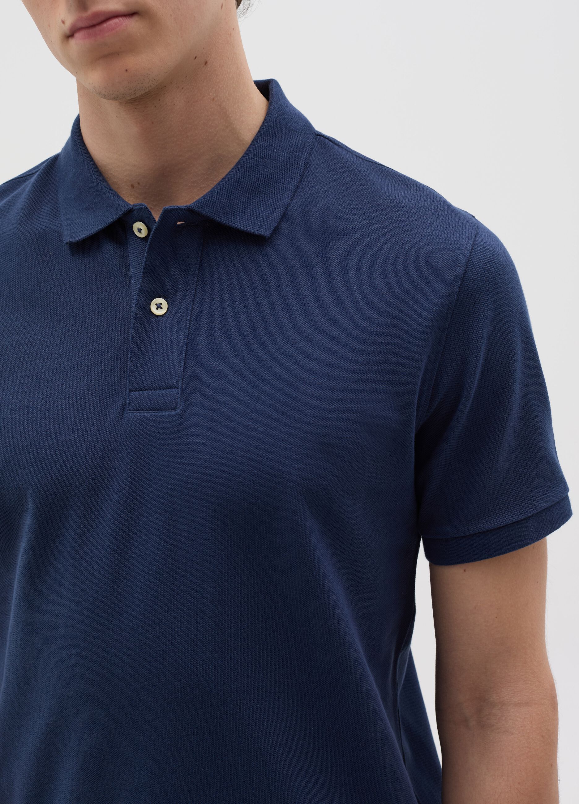 Solid colour polo shirt in organic cotton