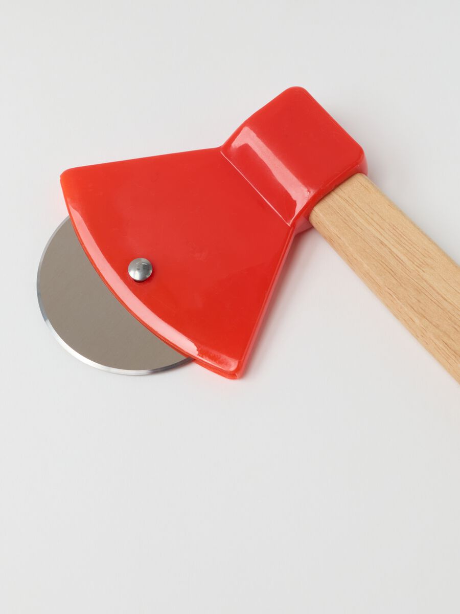 Red pizza cutter with steel wheel and wooden handle_2
