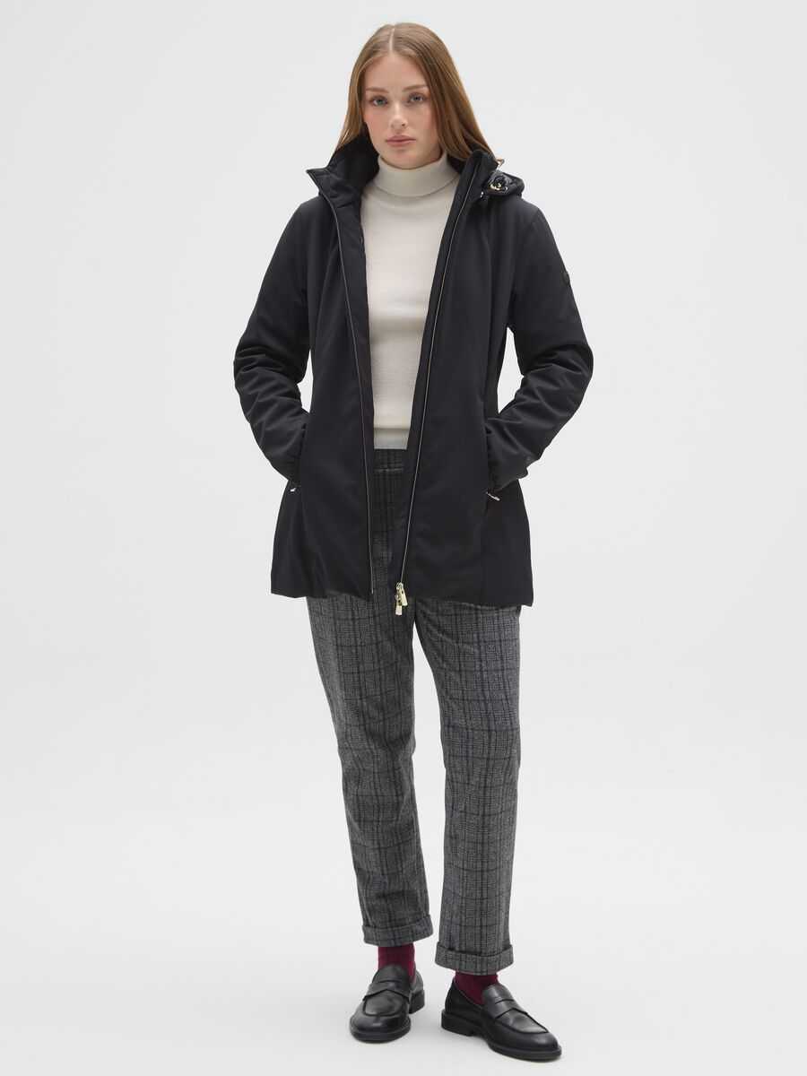 Giacca imbottita nera regular fit con zip e cappuccio_1