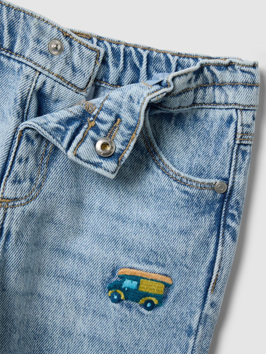 Regular fit blue cotton-blend trousers for boys with embroidered cars_3