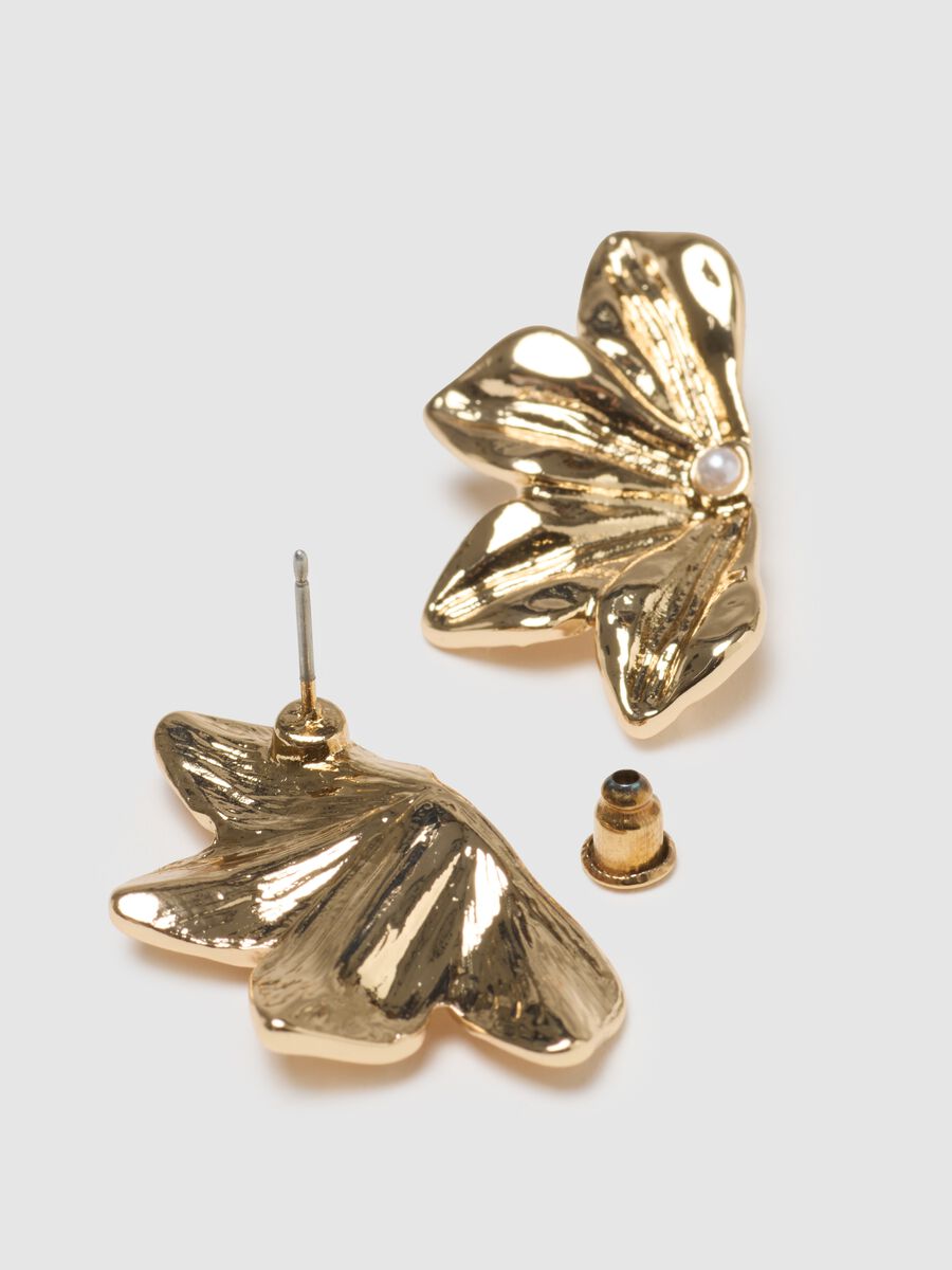 Golden Earrings with Floral Design_1