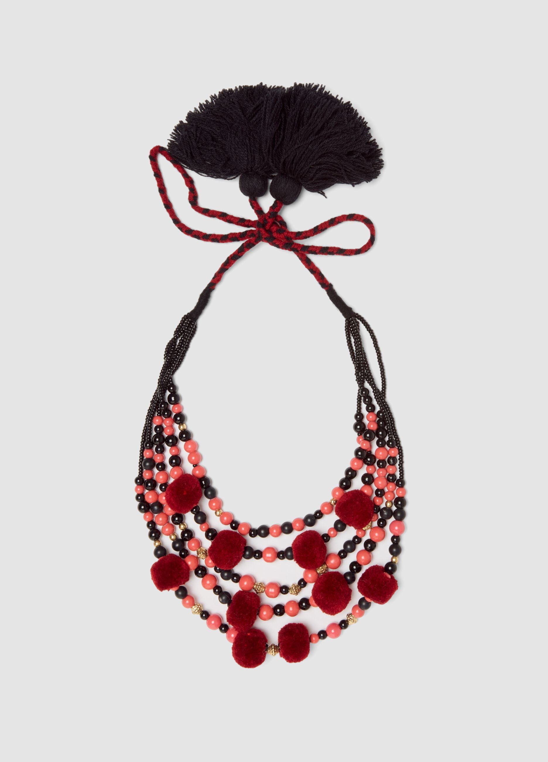 Collana nera e rossa a fili multipli con pon pon