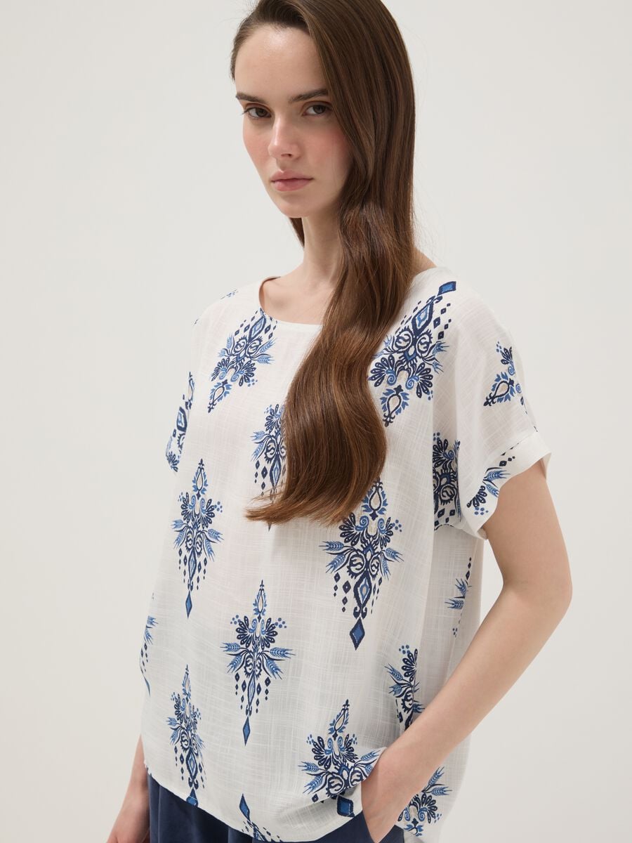 Blusa bianca in pura viscosa con stampa blu regular fit_0