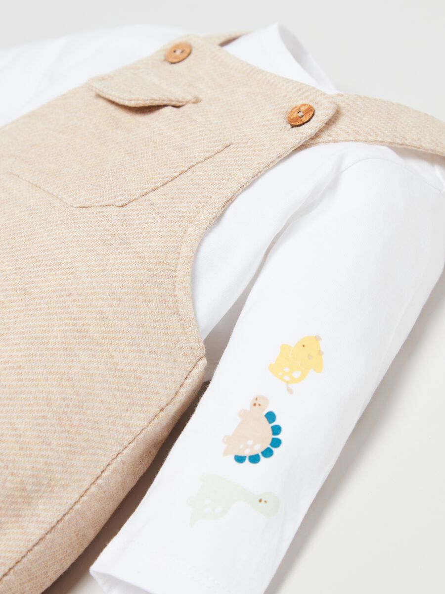 Set t-shirt con stampa e salopette_2