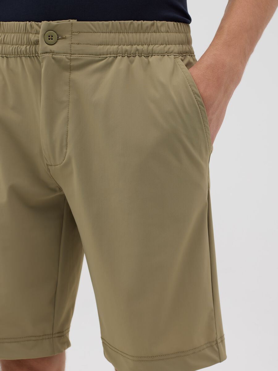 Green shorts with button and zip closure_3