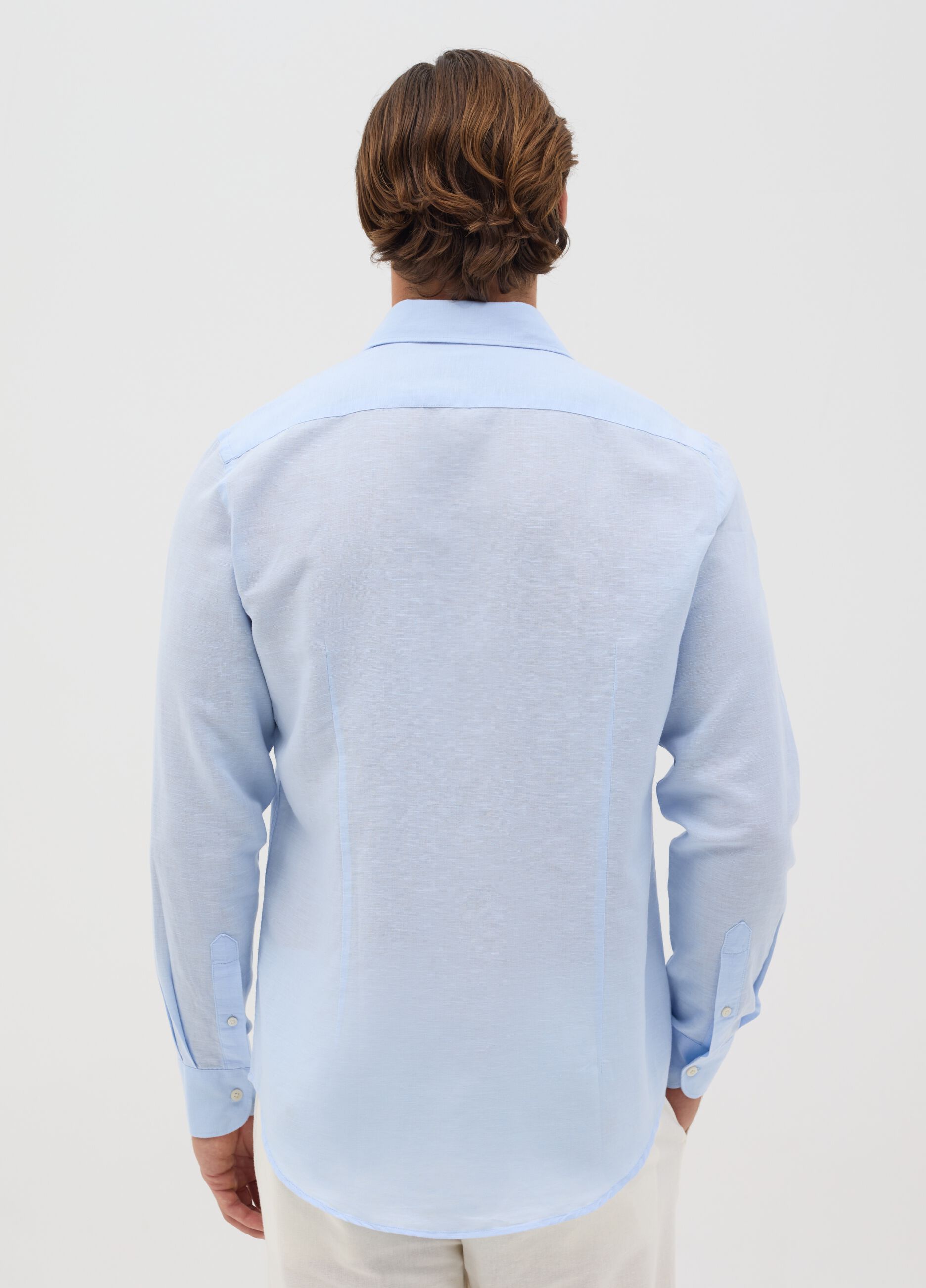 Men’s light blue slim-fit shirt in linen blend with cutaway collar