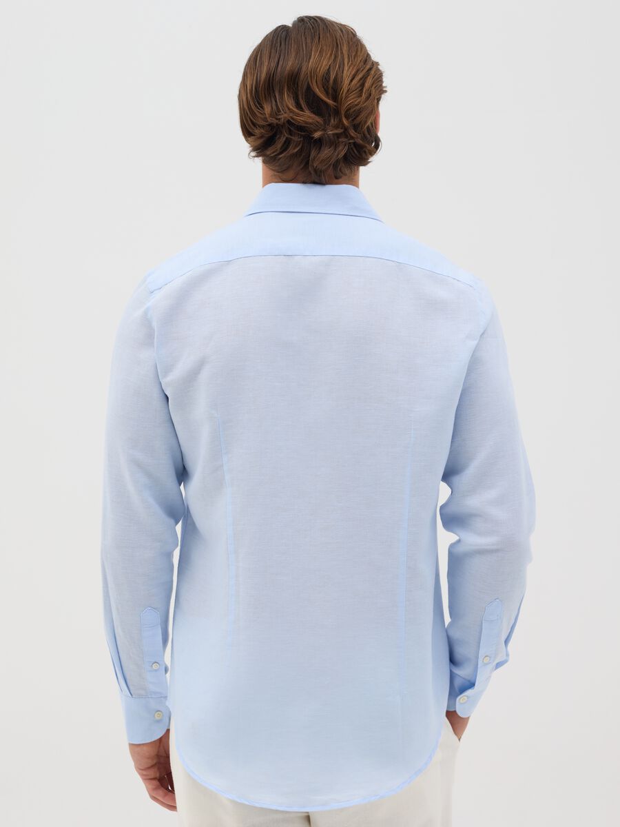 Men’s light blue slim-fit shirt in linen blend with cutaway collar_2