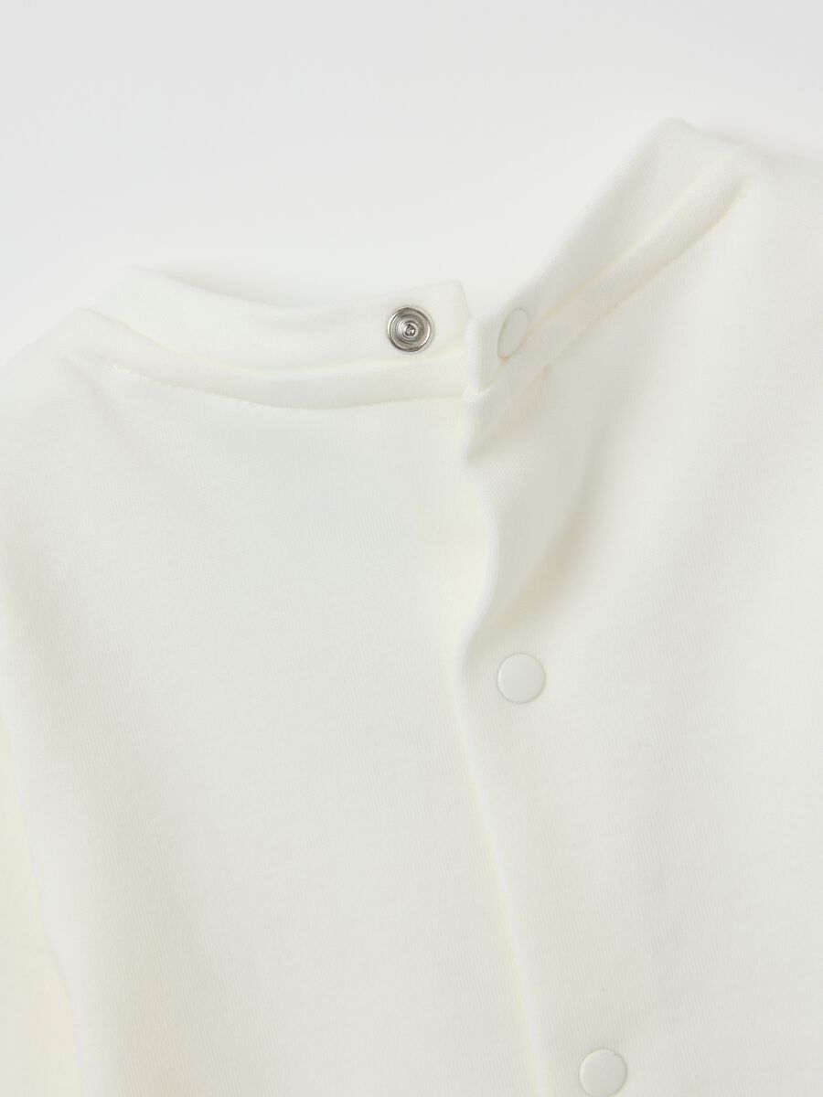 Newborn long-sleeve top in pure white cotton_3